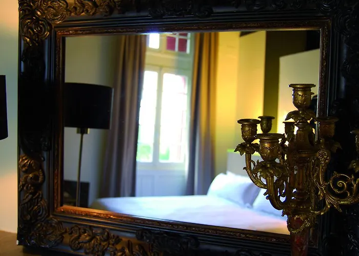 לינה וארוחת בוקר Chateau La Thuiliere 4*